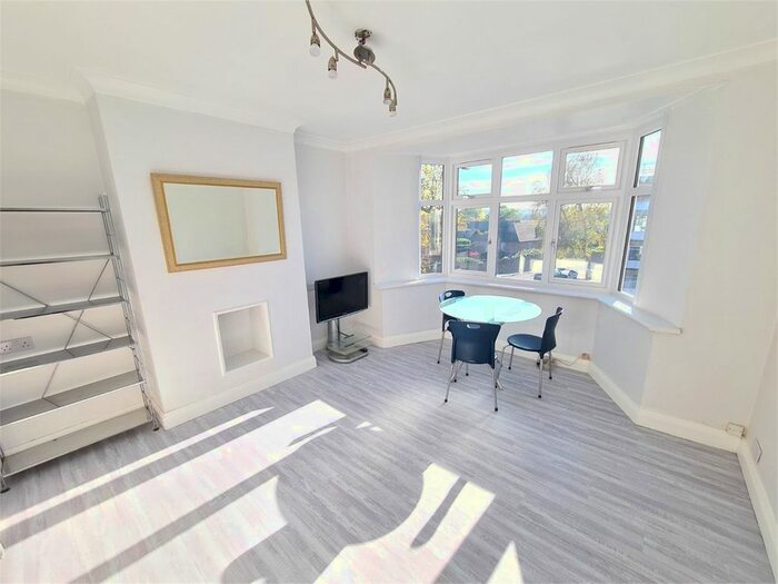2 Bedroom Flat To Rent In Sherwood Hall, East End Road, N2