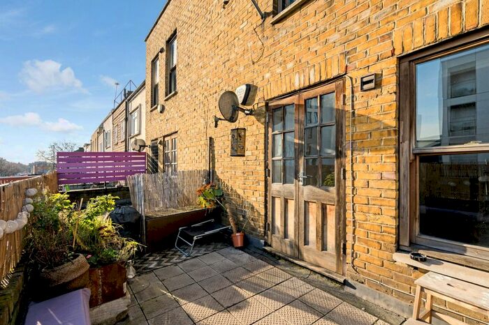 1 Bedroom Flat To Rent In Cambridge Heath Road, London, E2