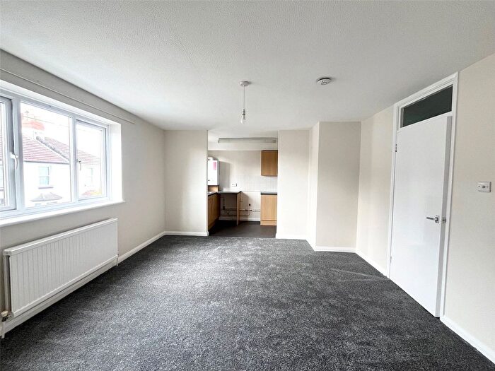 1 Bedroom Flat To Rent In Gloucester Road, Littlehampton, West Sussex, BN17
