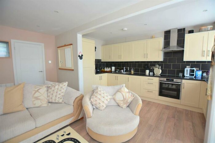 2 Bedroom Flat To Rent In West Parley, Ferndown Dorset, BH22