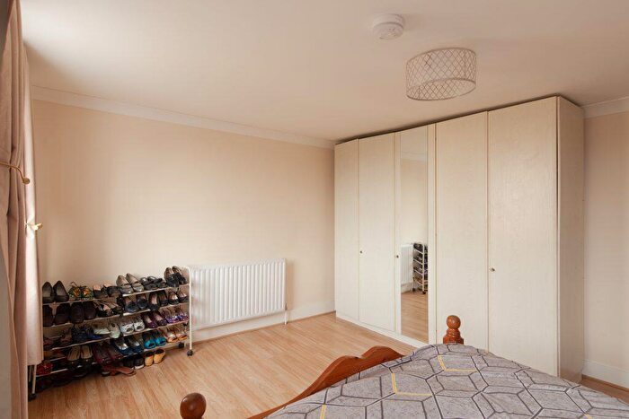 3 Bedroom Flat For Sale In Nunhead Green, Nunhead, London, SE15