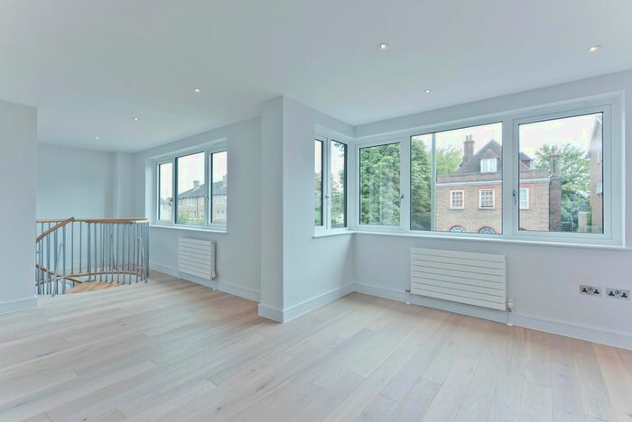 2 Bedroom Flat To Rent In Hare Lane, Claygate, Esher KT10