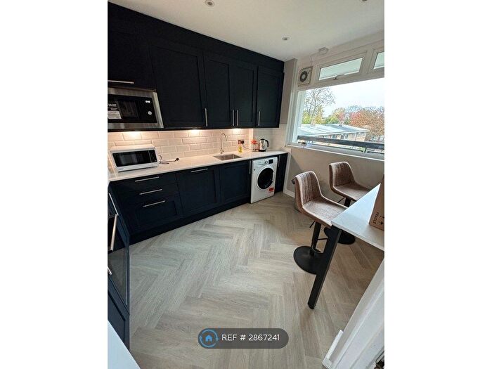 3 Bedroom Flat To Rent In Macaulay Road, London, SW4