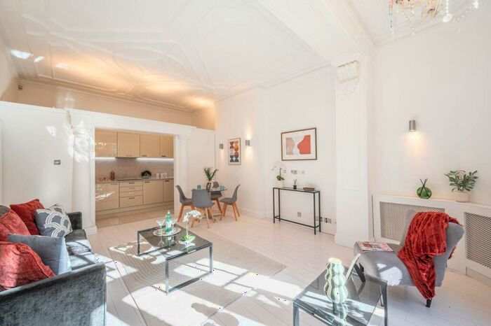 3 Bedroom Flat To Rent In Frognal, Hampstead, London, NW3