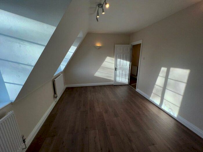 2 Bedroom Flat To Rent In Green Avenue, Mill Hill, NW7