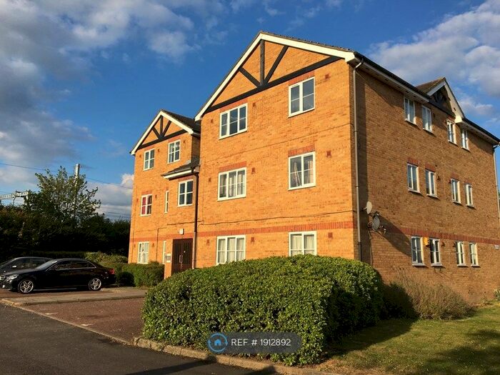 2 Bedroom Flat To Rent In Maplin Park, Slough, SL3