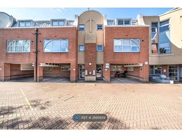 1 Bedroom Flat To Rent In Sundial Court, Surbiton, KT5