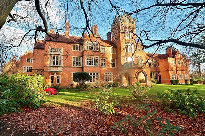 3 Bedroom Flat For Sale In Oldfield Wood, Woking, Surrey, GU22