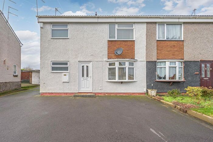 3 Bedroom Semi Detached House For Sale In Farmcroft Road, Stourbridge, DY9