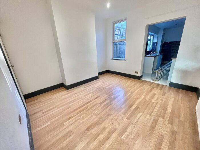 4 Bedroom House To Rent In Gladstone Street, Nottingham, NG7