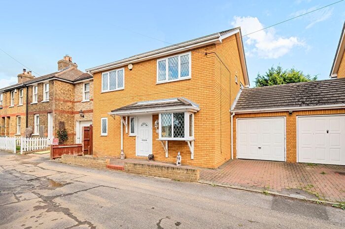 3 Bedroom Link Detached House For Sale In Grain Road, Middle Stoke, Kent., ME3