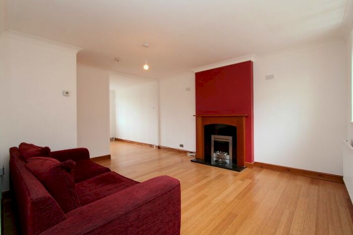 3 Bedroom Detached House To Rent In Chapel Close, Watford, WD25