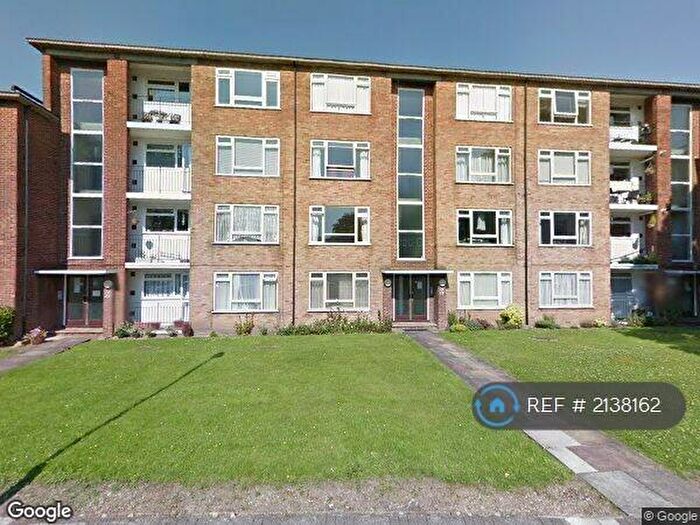 2 Bedroom Flat To Rent In Thatcham Court, London, N20