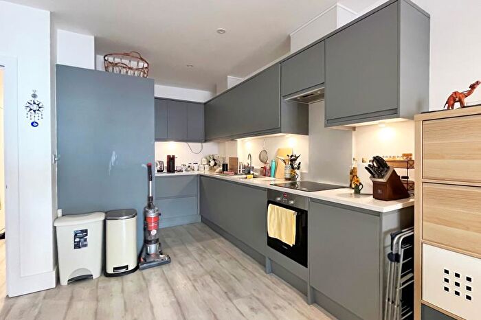 1 Bedroom Flat To Rent In West Byfleet, KT14