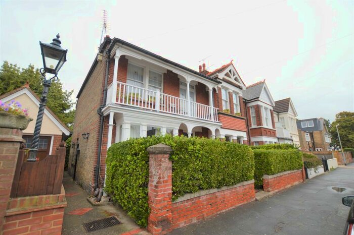 2 Bedroom Ground Flat To Rent In Pierremont Avenue, Broadstairs, CT10