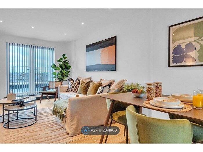 3 Bedroom Flat To Rent In High Road, London, N12