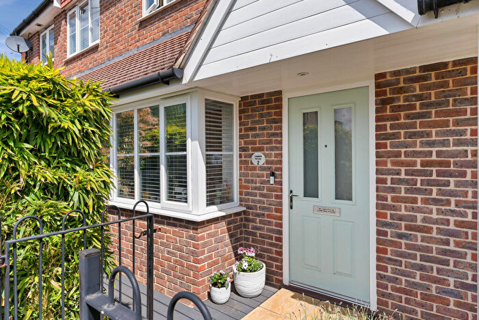 3 Bedroom Terraced House For Sale In Ambleside Avenue, Walton-on-thames, KT12