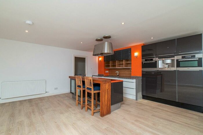 2 Bedroom Town House To Rent In Bruce Street, Dunfermline, Fife, KY12