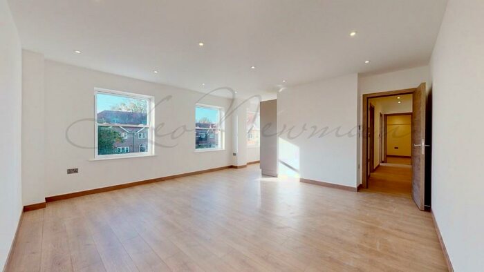 2 Bedroom Flat To Rent In High Street, Thames Ditton, Surrey, KT7