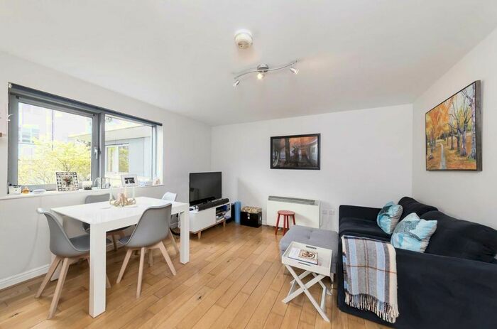 2 Bedroom Flat To Rent In Balham High Road, London, SW17