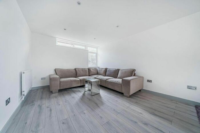 5 Bedroom Flat To Rent In Broomfield, Walthamstow, London, E17