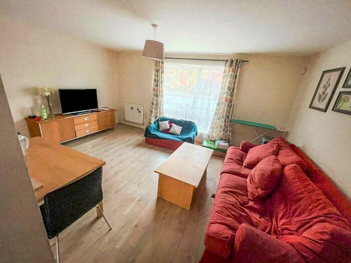2 Bedroom Flat To Rent In Stockport Road, Manchester, Greater Manchester, M13