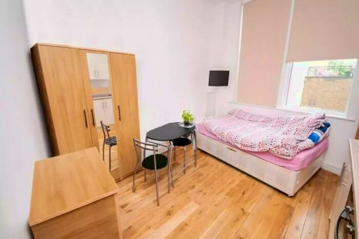 Flat To Rent In Holloway Road, London, N19