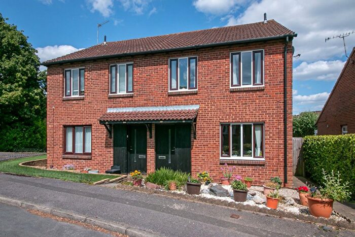 1 Bedroom Maisonette For Sale In Beverley Gardens, St Albans, AL4