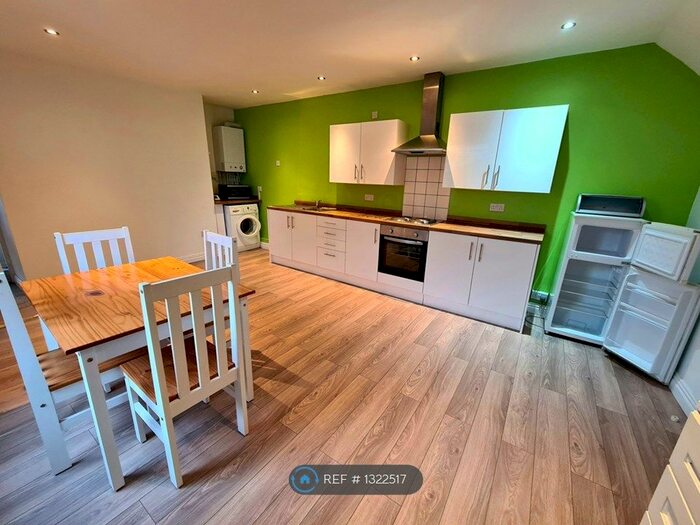 2 Bedroom Flat To Rent In Eversley Road, Sketty, Swansea SA2