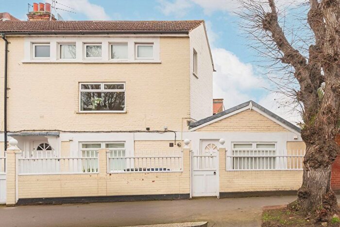 1 Bedroom Flat For Sale In The Avenue, Chiswick, W4