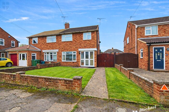 3 Bedroom Semi Detached House For Sale In Northfield Road, Aylesbury, HP20