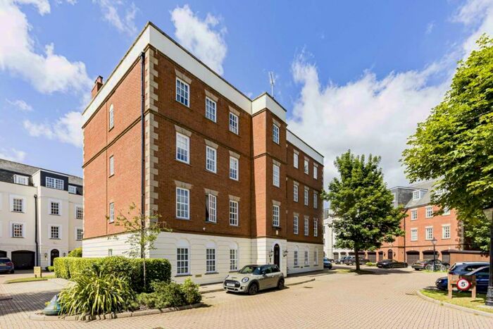 2 Bedroom Flat To Rent In Queens Reach, Queens Reach, KT8