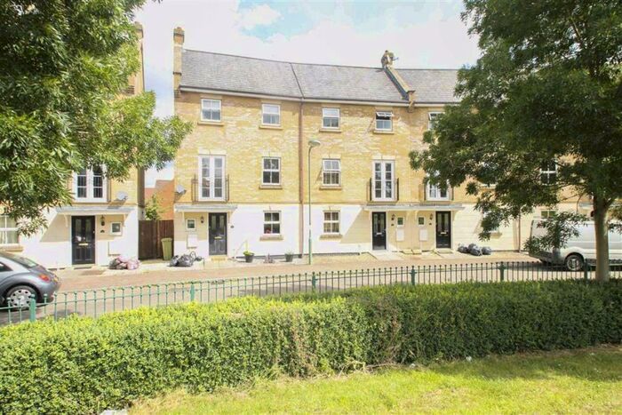 5 Bedroom Town House To Rent In Allington Circle, Kingsmead, Milton Keynes, MK4
