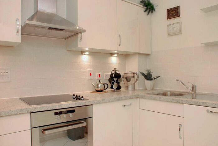 2 Bedroom Flat To Rent In Station Approach, Woking, GU22