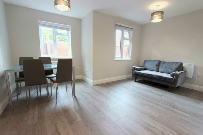2 Bedroom Apartment To Rent In Chase Side, London, N14
