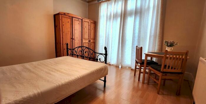 Studio To Rent In Green Lanes, London, N13