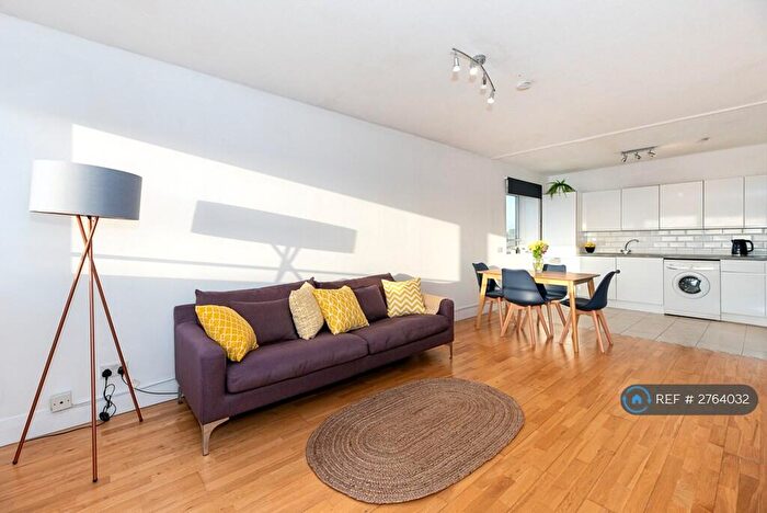 2 Bedroom Flat To Rent In Park South, London, SW11