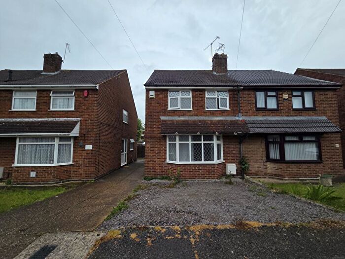 3 Bedroom Semi-Detached House To Rent In Brooklands Close, Luton, LU4