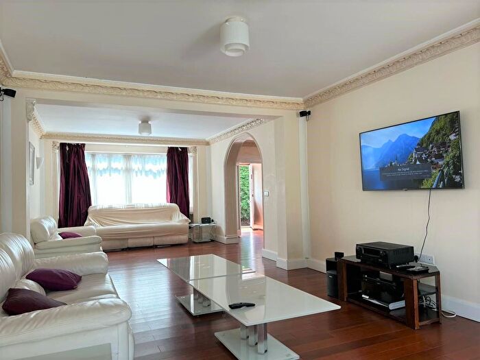4 Bedroom Detached House To Rent In Penshurst Gardens, Edgware, HA8
