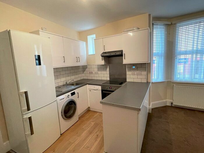 2 Bedroom Flat To Rent In Lessingham Avenue, Tooting, SW17