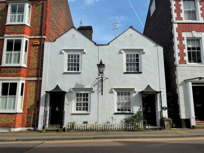 2 Bedroom Character Property To Rent In Castle Street, Berkhamsted, HP4