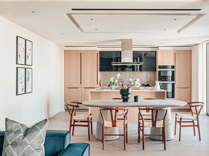 3 Bedroom Flat To Rent In , SW8