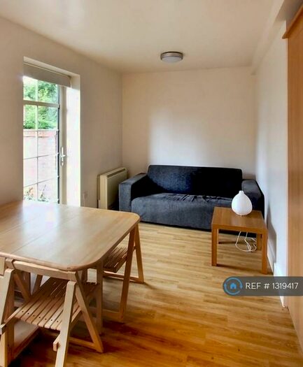 3 Bedroom Flat To Rent In Orchard House, Winchester, SO22