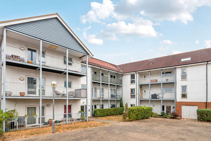 2 Bedroom Apartment For Sale In Howden Drive, Addlestone, Surrey, KT15