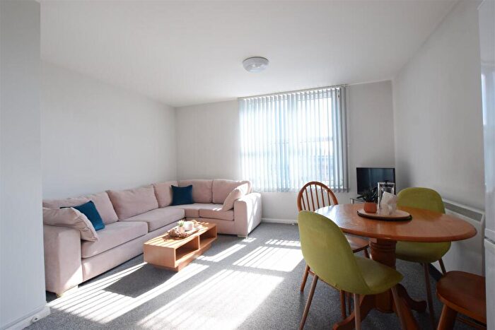 2 Bedroom Flat To Rent In Apt Grantavon House - Apartment - /, LN5