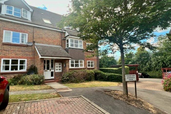 2 Bedroom Flat To Rent In St Johns, Woking, GU21
