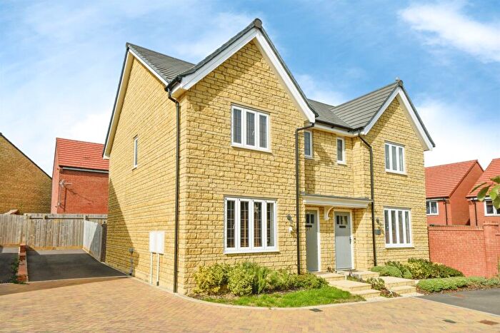 3 Bedroom Semi-Detached House For Sale In Proctor Way, Faringdon, SN7
