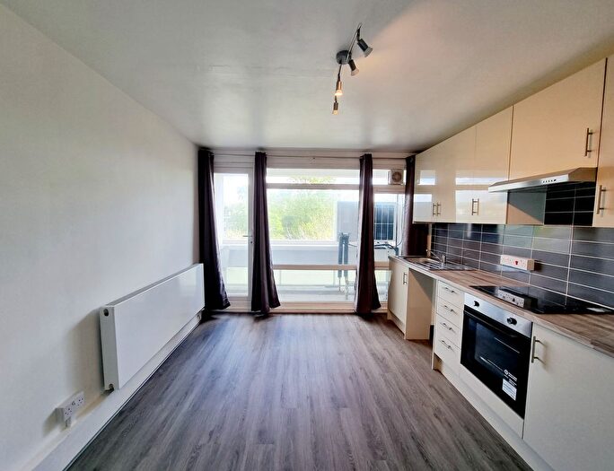 2 Bedroom Flat To Rent In Fontley Way, London, SW15