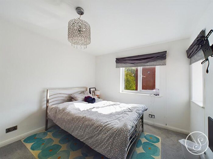 2 Bedroom Flat To Rent In Blackmoor Court, Leeds, LS17