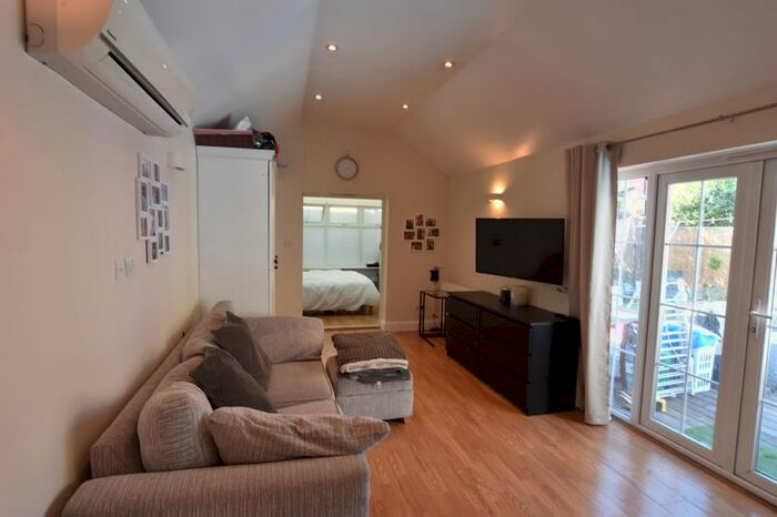 1 Bedroom Flat To Rent In Malden Way, New Malden, KT3